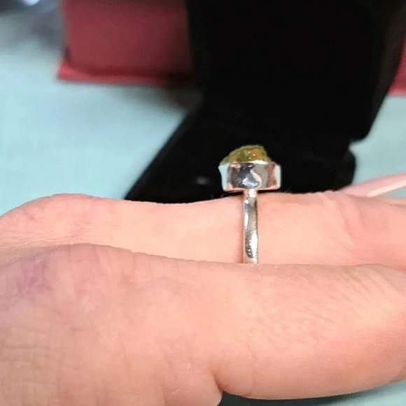 Natural Raw Peridot Solitaire Ring In Sterling Silver. Size 10 - Picture 5 of 5